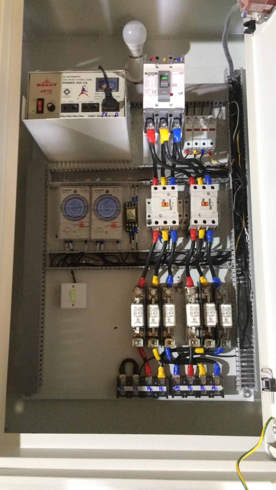 Tủ chiếu sáng 2 lộ ra